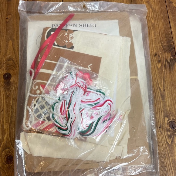 Daydreams Gingerbread house kit embroidery craft kit - Picture 2 of 3